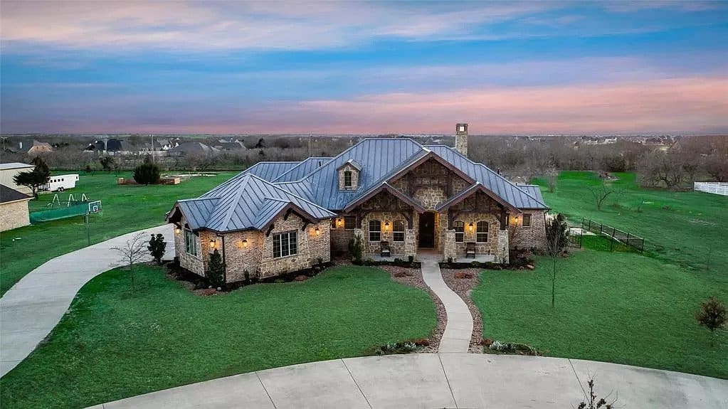 4-Bedroom, 3065 Sq Ft Rustic Hill Country Lodge House - Plan #195-1265 - Front Exterior